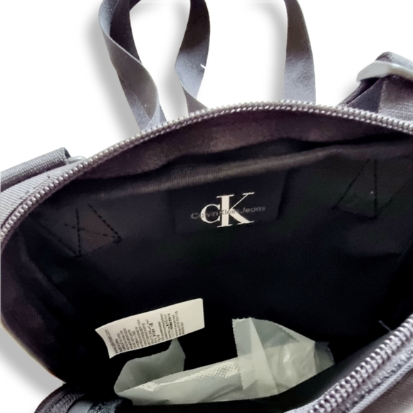 Calvin Klein Sport Essentials Reporter S Inst - black sporty cross-body bag - Picture 6 of 8